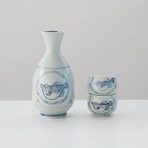 귀여운 복어 일본 도쿠리 사케 술병과 술잔 이자카야