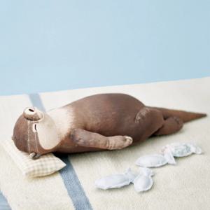 잠자는 수달 손목쿠션 필통인형