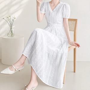 여자 퍼프 소매 펀칭 화이트 롱원피스