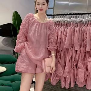 TEMU 여름 신상: 플리츠 퍼프 소매 캐주얼하고 우아한 상의와 바지 투피스 세트. 핑크색 가벼운 긴팔 티셔츠와 밴딩 포켓 반바지가 포함된 루즈핏 휴가 스타일 투피스