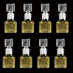 TEMU 8개 작은 사각 유리 병, 투명하고 조각되어 있으며, 외래 와인 병, 레드 와인 병, 유럽식 위스키 병, 향수 병 포함