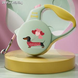 TEMU 빨간색 하트 모양 의상이 입은 소시지 강아지 디자인의 3미터 길이의 단일 망원 풀 로프. 야외 사용을 위해 강화되었으며, 고양이, 강아지, 소형견 또는 애완동물을 위한 업그레이드된 자동 retractable 리드에 적합합니다.