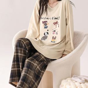 TEMU 여성용 캐주얼 살구색 동물 프린트 레터링 강아지 패턴 파자마 세트 - 브라운 체크 바지, 라운드넥 긴팔 상의와 탄력성 허리 바지, 세탁기 사용 가능, 완벽한 계절 파자마, 루즈핏 슬립웨어 | 위트 있는 패턴 티셔츠 | 폴리에스터 혼방 소재, 파자마 바지