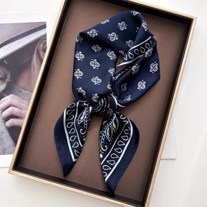 TEMU 2026 신상 빈티지 캐슈 패턴 스퀘어 스카프, 부드럽고 통기성 좋은 질감, 네이비 블루와 커피 브라운 색상, 사계절 착용 가능