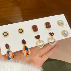 TEMU 여성을 위한 5쌍 세트 라이트 럭셔리 빈티지 귀걸이, 코트 스타일 모조 진주 하트 기하학 멀티 스타일, 고급스러운 니치 스터드 귀걸이, 출퇴근 및 데이트용 다용도 액세서리, 발렌타인데이 선물