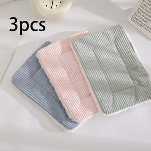 TEMU 부드럽고 포근한 플러시 동물/애완 동물 보온 침대 3개 세트. 워셔블 솔리드 컬러 플리스 패드 특징. 앵무새, 친칠라, 햄스터, 토끼와 같은 애완 동물을 위한 적합합니다. 이에는 애완 동물 침대, 플라잉 애완 동물 침대, 실내 토끼 침대가 포함되어 있습니다.