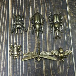 TEMU 정교한 벌, 잠자리, 개구리 디자인과 섬세한 사슴벌레, 스카라브, 대형 개미벌레 조각이 특징인 6개의 빈티지 황동 동물 조각품입니다. 다양한 방에 적합하며 전기가 필요하지 않습니다.