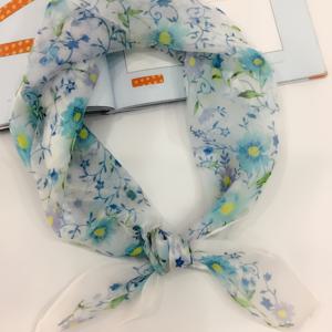 TEMU 25.59인치 스퀘어 플로럴 프린트 실크 스카프, 100% 뽕나무 실크 여성용 헤드스카프, 가볍고 통기성 좋은 데일리 웨어, 목과 머리 장식, 패셔너블하고 고급스러운 아웃팅, 파티 및 다양한 행사에 완벽, 부드럽고 통기성 좋은 라이트 베이지