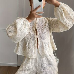 TEMU 여름에 인기 있는 여성용 스프링/여름 빈티지 헤비 레이스 할로우 플라워 랜턴 소매 긴팔 타이 탑 + 반바지 세트. 여성 의상, 한국에서 가을, 겨울 여성 의류, 가을옷, 할로윈 의상, 크리스마스 의상으로 인기