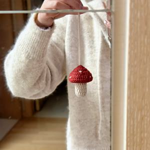 TEMU 수제 코바늘 뜨개질 버섯 가방, 미니 털실 코바늘 파우치; 립스틱, 라이터를 들거나 가방 액세서리로 사용할 수 있어 코바늘 뜨개질 애호가를 위한 완벽한 선물입니다.