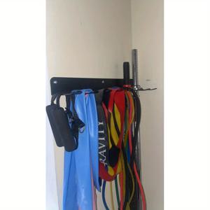 TEMU 1개 다기능 벽걸이 피트니스 장비 정리대 - 저항 밴드, 점프 로프, 웨이트리프팅 스트랩 및 바벨 체인용 나사 구멍이 있는 블랙 아이언 랙 - 홈 체육관 애호가를 위한 완벽한 선물, 체육관 액세서리