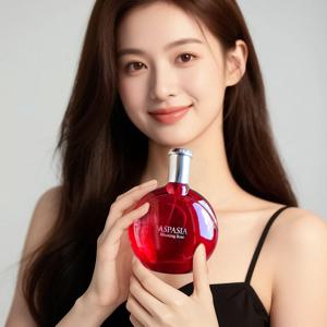 TEMU 거품이 잔 벽을 타고 오르고, 레몬 슬라이스가 떠오르고 가라앉으며, 이 모든 것이 환한 시작을 알리는 순간입니다.