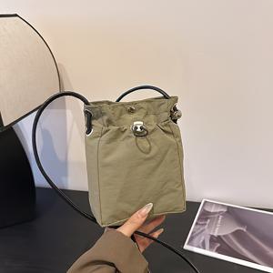 TEMU 여성용 크로스바디 백. 빈티지하고 스타일리시한 디자인, 가벼운 단색 나일론 원단으로 제작되어 미니 휴대폰 파우치 또는 동전 지갑으로 완벽합니다. 조절 가능한 스트랩과 스냅 잠금 장치가 있는 숄더백으로, 직장, 통근에 적합합니다.