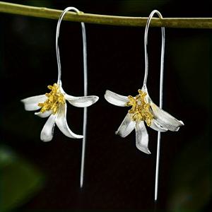 TEMU 여성을 위해 디자인된 우아하고 로맨틱한 드롭 이어링 한 쌍입니다. 장미 꽃이 특징입니다. 이 귀걸이는 결혼식, , 또는 휴가에 완벽하며 순수한 사랑을 상징합니다. 사랑하는 사람 또는 친구를 위한 아름다운 선물이 될 것입니다.