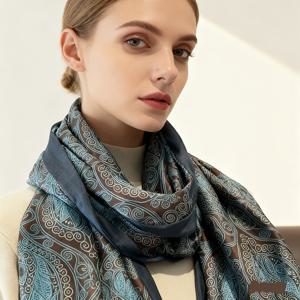 TEMU 루브르의 우아함을 영감받은 이 특대형 스카프는 100% 폴리에스터 섬유로 제작되었습니다. 통기성 있는 밑단과 다기능 자카드 프린팅이 특징이며, 캐주얼한 주말과 외출에 이상적입니다.