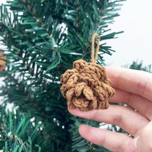 TEMU 집을 장식하는 펜던트로 디자인된 작은 인공 소나무 봉지, 홀리데이에 완벽하며 매력적인 털실 직조 스타일이 특징이며 가을 및 겨울 장식에 이상적입니다.