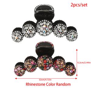 TEMU 여성을 위한 오버사이즈 라운드 라인스톤 헤어 클로 2개 세트. 머리 뒤쪽 헤어 고정에 완벽합니다. 이 우아한 상어 클립은 할로윈, 크리스마스, 새해, 발렌타인데이, 어버이날과 같은 특별한 날에 훌륭한 헤어 추가입니다.