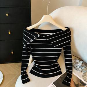 TEMU 블랙 앤 화이트 원숄더 라펠 탑 레트로 버튼 장식 허리 골지 질감 스위트 앤 쿨 스타일 오프숄더 스웨터