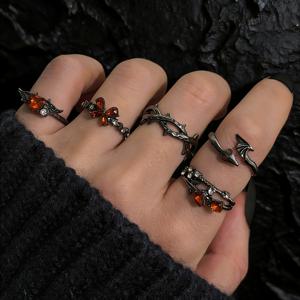 TEMU 합금 건 블랙 라인스톤 인레이 스택 가능한 반지 세트 5개, 패션 건 블랙 다크 고딕 캐주얼 활용도 높은 가시 날개 뱀 반지, 박쥐 나비 반지 세트, 휴일 파티 선물