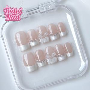 TEMU Toitoi 네일'S 나이트 진주 프렌치 매니큐어 세트는 숏 스퀘어 및 라운드 모양을 특징으로 하며, 누드 핑크 베이스, 진주광 흰색 프렌치 팁, 입체적인 나이트 및 진주 장식이 포함되어 있습니다. 재사용 가능한 네일 10개가 포함되어 있습니다.