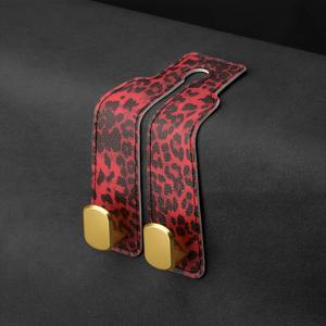 TEMU 프린트 자동차 시트 후크. 스타일리시한 PU 가죽 + 튼튼한 골든 메탈 후크 디자인. 10kg까지 견딤. 핸드백, 쇼핑백, 일상용품 걸이용. 여성 차량 소유자를 위한 트렌디한 인테리어 액세서리. 대부분의 차종과 호환.