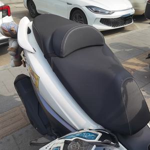 TEMU 시트 등받이 쿠션, 인체공학적 설계의 허리 지지 패드, 통기성 좋고 부드럽고 편안한 PU 소재, 안전한 고정을 위한 추가 사이드 스트랩 포함. HONDA PCX 160, HONDA PCX 150, HONDA PCX 125, 모토크로스, 빈티지 크루저를 포함한 대부분의 모델에 적합