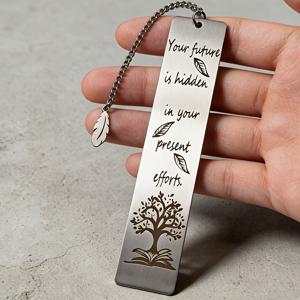 TEMU 인상적인 잎과 나무 패턴이 있는 스테인리스 스틸 책갈피. '현재의 노력 속에 당신의 미래가 있다'라는 문구가 새겨져 있습니다. 깃털 펜던트가 있으며 학생들을 위한 동기 부여 선물로 완벽합니다.