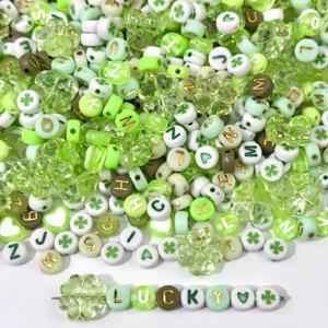 TEMU 500개 혼합 고품질 초록색 네잎 클로버와 녹색 및 흰색 비즈 세트. 골드 레터 비즈와 하트 모양 아크릴 비즈가 특징이며, 성 패트릭 데이 및 마르디 그라스용 주얼리 제작, 공예 팔찌 및 목걸이 제작에 적합합니다.