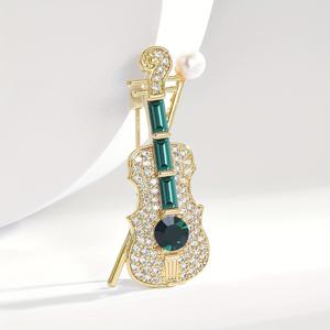 TEMU 클래식 바이올린 및 기타 디자인의 우아한 브로치, 녹색 라인스톤 장식, 결혼식 및 연회에 참석하는 여성에게 완벽합니다. 이 고급스러운 라펠 핀은 남성을 위한 훌륭한 선물이며, 정장 코트 및 코르세지를 향상시키기에 이상적입니다.