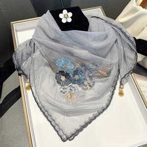 TEMU 우아한 자수 꽃무늬 디자인이 돋보이는 섬세하고 얇은 스카프. 미끄럼 방지용 자석 걸쇠가 장착되어 있습니다.