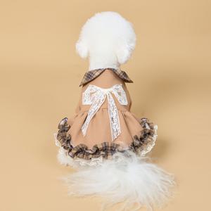 TEMU 두꺼운 카키색 단면 원단, 체크무늬 칼라와 스커트 밑단의 체크무늬 레이스 패널로 디자인 감각을 더함. 뒤쪽의 큰 레이스 리본이 여성스러운 우아함을 더함. 앞이 오픈형 디자인으로 입고 벗기 쉬우며, 가을 겨울 파티와 축제에 반려묘와 반려견이 입기에 적합함