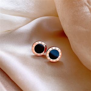 TEMU 레트로 엘레강스 - 도금 316 316 스테인리스 스틸 귀걸이 1쌍 (로마 숫자 및 블랙 아크릴 디테일), 저자극성 316 316 스테인리스 스틸 이어 스터드 | 패션 파티 귀걸이, 모든 계절에 적합