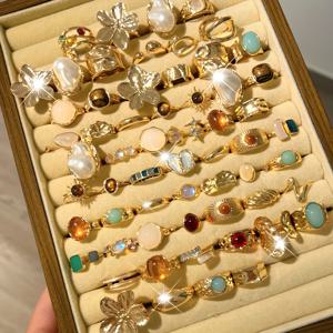 TEMU 빈티지 정교한 스타일 여성용 골든 스택 가능한 반지 세트 29개, 꽃, 리본, 불규칙한 모양, 꼬인 매듭, 하트형 라인스톤, 달, 별, 기하학적, 십자가, 컬러 모조 캣아이 스톤 포함, 여성의 휴일 파티, 데이트, 휴가, 결혼식, 데일리웨어, 선물용으로 적합. 상품은 랜덤으로 발송됩니다