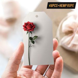 TEMU 48개 데이 선물 태그 (대마 끈 포함). 부드러운 회색 배경에 생기 넘치는 녹색 줄기와 잎이 있는 단일의 화려한 빨간 장미. 시대를 초월한 우아함과 사진 속 매력, 열정적인 사랑을 상징—기념일, 데이, 깊은 존경의 표시로 이상적인 클래식 로맨틱 선물