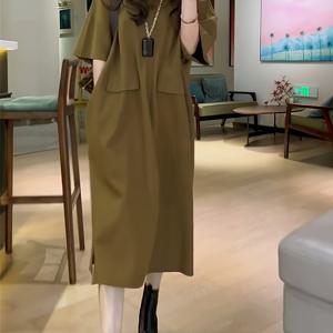 TEMU 여름철 여성용 신상 루즈핏 V넥 원피스. 배를 가리고 무릎까지 슬림하게 보이도록 도와주는 포켓이 특징입니다. 미디 기장 스커트, 캐주얼 반팔, 슬릿 디자인으로 연출됩니다.