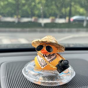 TEMU 1개 자동차 장식품, 작은 노란 오리 장식 포함, 초밥 모자와 안경 포함. 이 최신 오리 액세서리는 훌륭한 선물이며 모든 자동차 모델에 적합합니다.