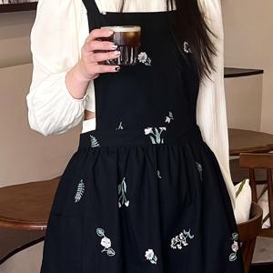 TEMU 여성을 위한 플로럴 자수 앞치마, 랜덤 프린트, 옆면에 두 개의 대용량 포켓으로 미끄럼 방지, 뒷면에 조절 가능한 크로스 백 타이, 넉넉한 밑단, 간편한 장식 디자인, 카페, 미용실에 적합