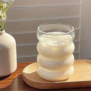 TEMU 유인형 나선 모양의 물결 디자인 유리 밀크셰이크 컵. 고 붕규산 유리 재질로 제작되어 차가운 음료, 뜨거운 음료, 스파클링 워터, 커피, 맥주, 주스, 에그노그, 우유에 적합합니다. 아이스 음료, 밀크티에 완벽합니다.