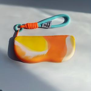 TEMU 그라데이션 컬러 실리콘 안경 보관 케이스, 끈과 지퍼 장착, 휴대용 안경 파우치, 부드럽고 가벼움, 출장 및 파티에 적합, 손목 스트랩, 핸드백 포함, 안경 보관에 완벽한 선물