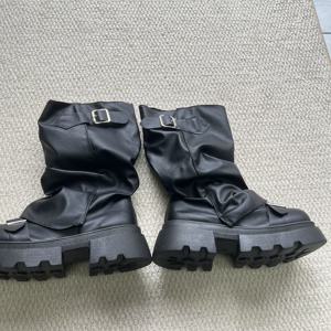 TEMU 여성 트렌디 겨울 및 미드 카프 부츠, 두꺼운 밑창, 편안한 디자인, 퍼프 부츠, 바닥 길이 스커트, 원피스 하이힐, 스트리트웨어, 여성 신발