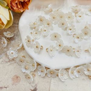 TEMU 금톤 디테일이 있는 화이트 수지 꽃 버튼 10mm 20개 세트, 중국 전통 의상, 기파오, 탕 수트, 니트 가디건 및 청살을 위한 패션 진주 조개껍질 모양의 꽃 버튼