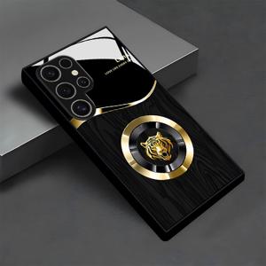 TEMU 휴대폰 케이스 - 고급스러운 금색 호랑이 머리 엠블럼이 특징인 세련되고 미니멀한 블랙 텍스처 유리 휴대폰 케이스. S25, S24, S23, S22, S20 및 A 시리즈를 포함한 다양한 삼성 갤럭시 모델과 호환됩니다. 커플에게 완벽합니다.