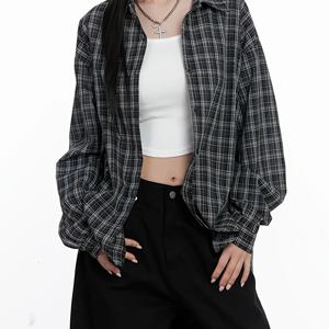 TEMU 클래식 발렌타인데이 체크 무늬 블랙 앤 그레이 루즈핏 긴팔 셔츠, 트렌디한 스트리트 스타일, 블랙 앤 그레이 체크 레이어드 셔츠, 활용도 높은 루즈핏 긴팔 칼라 탑, 스트리트 패션 레이어링 셔츠