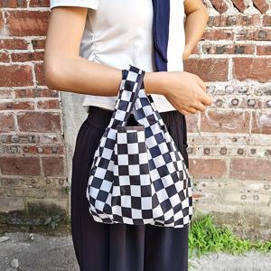 TEMU 창의적인 흑백 체크 무늬 접이식 쇼핑백, 선물용 토트백, 점심 가방 (작업용), 독특하고 다재다능하며, 가장자리 및 내부 작은 포켓이 특징입니다. 배달, 쇼핑 및 기업 행사에 적합합니다 (화이트 | 블랙)