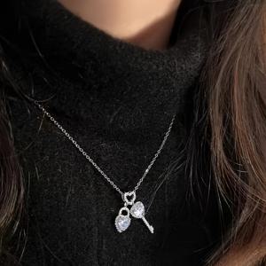 TEMU 하트 모양 잠금장치와 열쇠 펜던트 목걸이. 스타일리시하고 다재다능하며, 반짝이는 라인스톤으로 우아함을 풍기며 사랑을 상징합니다. 일상복, 휴일, 데이트, 발렌타인데이에 완벽합니다.