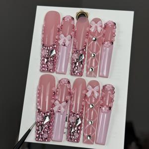 TEMU 생생한 손으로 그린 디자인, 입체적인 리본, 반짝이는 장식이 돋보이는 고급스럽고 스타일리시한 네일 10개 세트입니다. 생일 파티, 마스커레이드, 크리스마스, 카니발 축제 등 특별한 날에 완벽합니다.