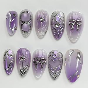 TEMU 3D 라인스톤과 은색 금박 장식이 특징인 중간 보라색 그라데이션 아크릴 프레스온 네일 10개 세트입니다. 별, 리본, 하트 장식이 돋보이는 디자인입니다. 여성에게 완벽하며, 일상 사용, 축제 행사, 선물용으로 적합합니다.