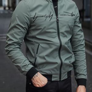 TEMU 이 도시 스타일 남성용 경량 파일럿 재킷은 봄과 가을에 완벽합니다. 캐주얼하고 패셔너블한 느낌을 더하는 레터 자수가 특징이며, 스탠드 칼라와 지퍼 클로저, 사이드 포켓이 있습니다. 매우 다용도이며, 캐주얼하고 패셔너블한 느낌을 더합니다.