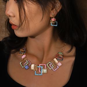 TEMU 새로운 기하학적 사각형 속이 빈 귀걸이 + 목걸이 1개 여성용 주얼리 세트 레트로 심플 가을 겨울 우아한 액세서리 파티 데일리 선물 창의적인 여성 패션 및 고급스러운 느낌