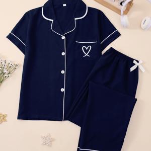 TEMU 하트와 리본 디자인의 여성용 투피스 세트입니다. 반팔 가디건과 탄성 허리 밴드 팬츠가 포함되어 있습니다. 이 편안한 잠옷 및 라운지웨어는 봄, 여름, 가을에 착용할 수 있습니다. 원단은 부드러워서 착용감이 좋습니다.